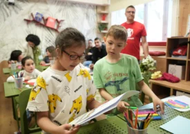 Peste 27.000 de copii români beneficiază de serviciile centrelor de zi pentru prevenirea separării copilului de familie. Un număr insuficient