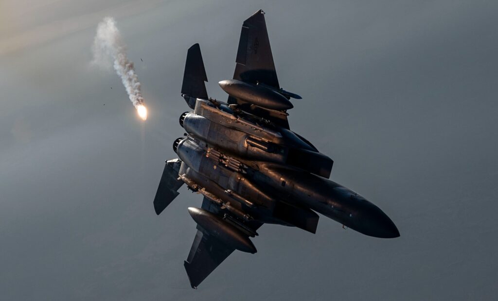 Trump anunță că a fost salvat și al doilea militar american dispărut după doborârea unui F-15 în Iran