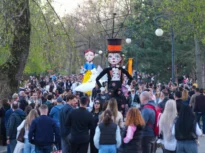 Câți bani publici „sparg” primarii pe iepuri gigantici din polistiren, luminițe, concerte și concursuri de ciocnit ouă