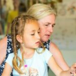 Aproape jumătate dintre părinții care muncesc în străinătate nu pot petrece sărbătorile pascale în țară, unde au rămas copiii lor: Cei mai mulți copii au rămas în grija bunicilor și a altor rude