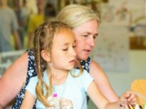 Aproape jumătate dintre părinții care muncesc în străinătate nu pot petrece sărbătorile pascale în țară, unde au rămas copiii lor: Cei mai mulți copii au rămas în grija bunicilor și a altor rude