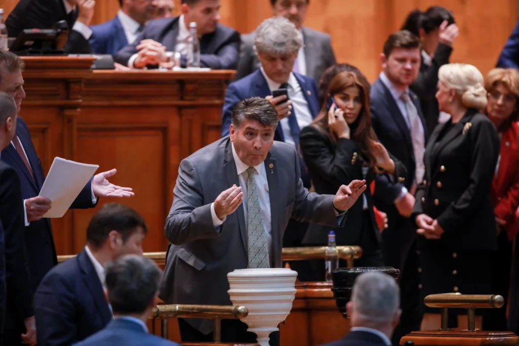 Cum se negociază o moțiune de cenzură? Un fost prim-ministru povestește cum a câștigat una, a pierdut alta și a rezistat unei a treia într-o luptă dură cu PSD