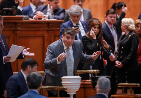 Cum se negociază o moțiune de cenzură? Un fost prim-ministru povestește cum a câștigat una, a pierdut alta și a rezistat unei a treia într-o luptă dură cu PSD