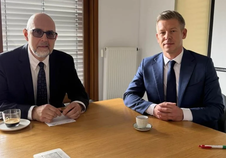 Péter Magyar schimbă regulile pentru maghiarii din România. Fundația UDMR care îi ajuta să obțină cetățenia, scoasă din program