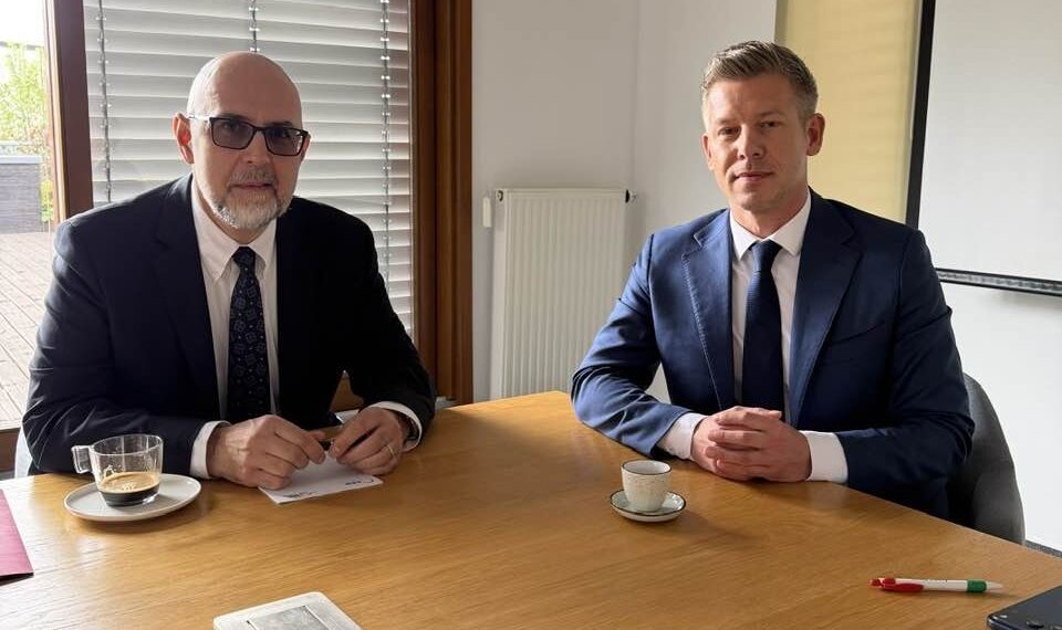 Péter Magyar schimbă regulile pentru maghiarii din România. Fundația UDMR care îi ajuta să obțină cetățenia, scoasă din program