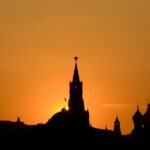 Cum vrea Kremlinul să frângă de tot axa SUA – Europa: Încearcă să pară că e de partea Americii