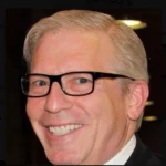 Cine este „Omul-salată”, invitatul care a continuat să mănânce în timpul focurilor de armă de la Cina Corespondenților din Washington (Video)