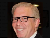 Cine este „Omul-salată”, invitatul care a continuat să mănânce în timpul focurilor de armă de la Dineul Corespondenților (Video)