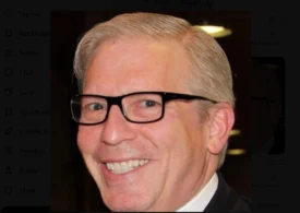 Cine este „Omul-salată”, invitatul care a continuat să mănânce în timpul focurilor de armă de la Dineul Corespondenților (Video)