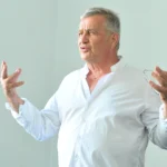 Dosar penal după ce o casă a lui Mircea Dinescu ar fi fost incendiată. Paguba este estimată la 100.000 de euro