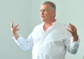 Dosar penal după ce o casă a lui Mircea Dinescu ar fi fost incendiată. Paguba este estimată la 100.000 de euro