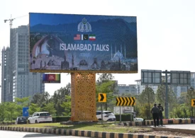 <span style="color:#990000;">LIVE</span> Negocieri de pace la Islamabad. Bombardamentele continuă. Trafic infim prin Strâmtoarea Ormuz. China ar trimite mascat sisteme de apărare aeriană
