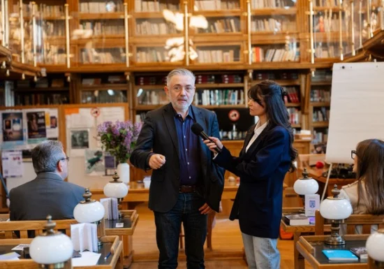 Elevi și personalități, colegi de bancă la o „Oră de caligrafie” dedicată scrisului de mână în era digitală