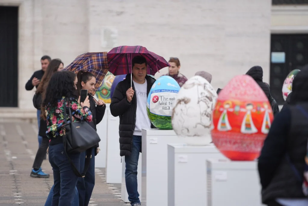 Oua pe piedestal Dominic Frizt