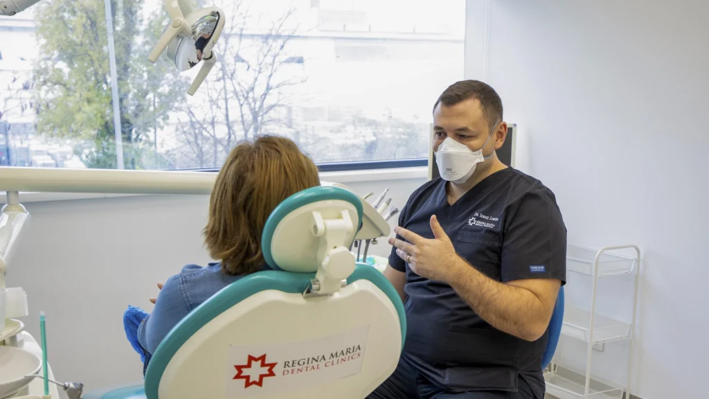 Top afecțiuni care favorizează pierderea dinților și cum pot „crește” la loc. Dr. Ionuț Leahu: „La pacienții cu boli cronice, protocolul de implant dentar face diferența”