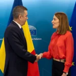La sfârșitul lunii martie, Sorin Grindeanu, liderul PSD, a făcut o călătorie la Bruxelles unde i-a anunțat pe oficialii europeni că e posibil să iasă de la guvernare. În imagine, alături de Roberta Metsola, președintele Parlamentului European