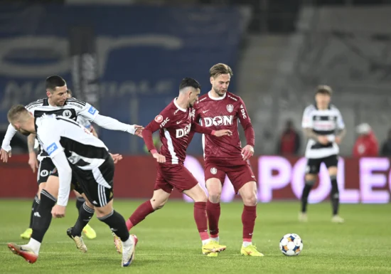 Acuzații grave din teren după super derbiul dintre CFR și U Cluj: „Kovacs duce mâna la buzunar, dar VAR îi ordonă să nu dea!”