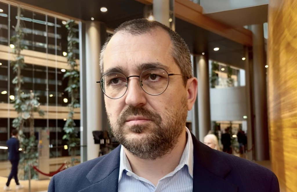 Vlad Voiculescu, România