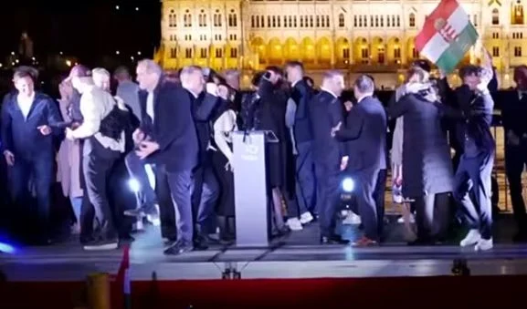 Clipul zilei: Dansul ”victoriei” unui viitor ministru ungar a devenit viral (Video)