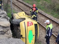 Vâlcea: Două autoturisme, implicate într-un accident rutier grav/ Unul dintre ele s-a răsturnat pe marginea unei căi ferate