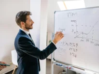 România, în topul tinerilor antreprenori din UE, dar codașă la angajare. Paradoxul pieței muncii