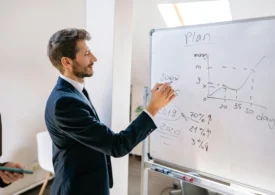 România, în topul tinerilor antreprenori din UE, dar codașă la angajare. Paradoxul pieței muncii