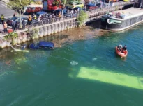 Accident spectaculos lângă Paris: Un autobuz s-a ciocnit cu o mașină și a căzut în Sena (Foto & Video)