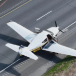 Momentul în care un avion aterizează de urgență pe o autostradă, în fața unei mașini (Video)