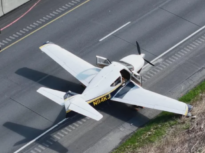 Momentul în care un avion aterizează de urgență pe o autostradă, în fața unei mașini (Video)