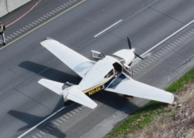 Momentul în care un avion aterizează de urgență pe o autostradă, în fața unei mașini (Video)