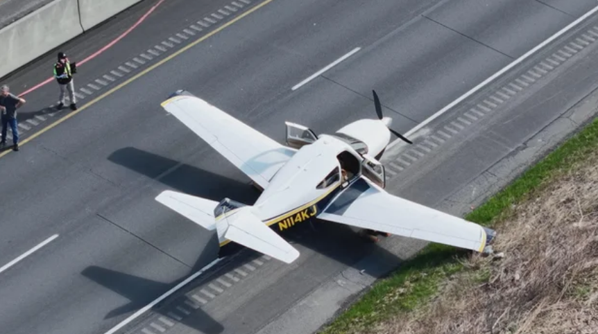 Momentul în care un avion aterizează de urgență pe o autostradă, în fața unei mașini (Video)