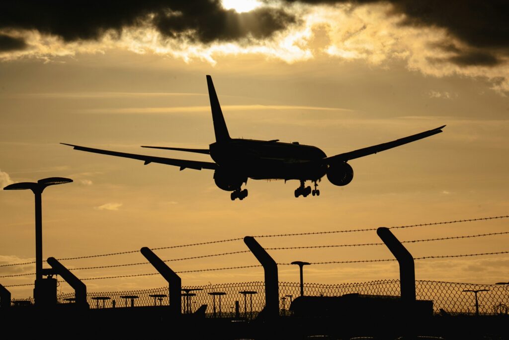 Un avion venit de la Budapesta a ratat aterizarea la Târgu Mureș din cauza vântului puternic