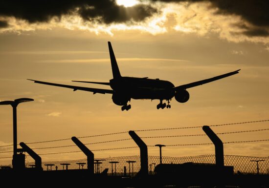 Un avion venit de la Budapesta a ratat aterizarea la Târgu Mureș din cauza vântului puternic