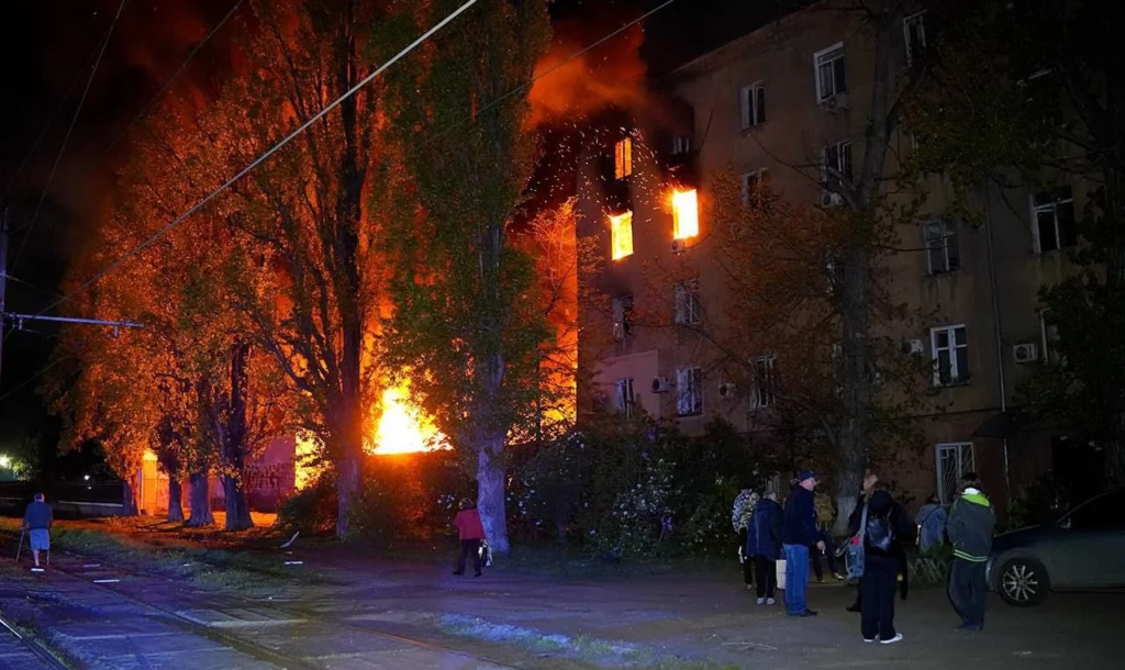 Ziua 1527 Blocuri în flăcări la Odesa. A doua zi de atacuri la o rafinărie din Ural (Video). „Măcelarul de la Bucea” a scăpat dintr-un atentat. Trump, după discuția cu Putin: Ucraina e înfrântă militar