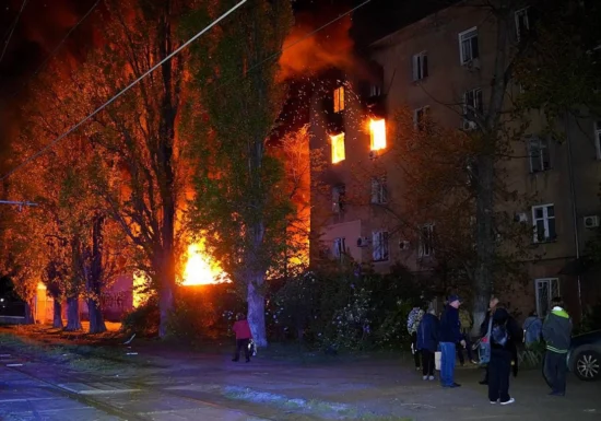 <span style="color:#990000;">Ziua 1527</span> Blocuri în flăcări la Odesa. A doua zi de atacuri la o rafinărie din Ural (Video). Nave FSB care păzeau podul Kerci, lovite de drone. Trump, după discuția cu Putin: Ucraina e înfrântă militar