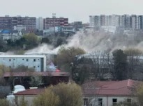 Incendiu puternic într-un bloc social din Constanța. Locatarii au făcut scandal pentru că pompierii i-au ținut la distanță (Video) UPDATE 9 victime duse la spital, 3 sunt copii