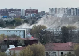 Incendiu puternic într-un bloc social din Constanța. Locatarii au făcut scandal pentru că pompierii i-au ținut la distanță (Video) <span style="color:#990000;">UPDATE</span> 9 victime duse la spital, 3 sunt copii