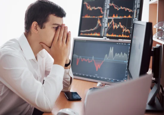 Bloomberg: Tensiunile politice pun în pericol finanțarea României și ratingul de țară