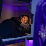 Premieră: Capsule de dormit la Economy în avion. Poți să sforăi liniștit, dar nu ai voie nici să mănânci și nici să dormi… în doi