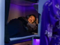 Premieră: Capsule de dormit la Economy în avion. Poți să sforăi liniștit, dar nu ai voie nici să mănânci și nici să dormi… în doi