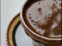 Funcționează cafeaua și fără cofeină? Da, până la un punct. Dar fiecare ajută cu altceva!