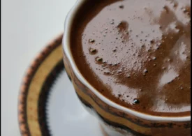 Funcționează cafeaua și fără cofeină? Da, până la un punct. Dar fiecare ajută cu altceva!