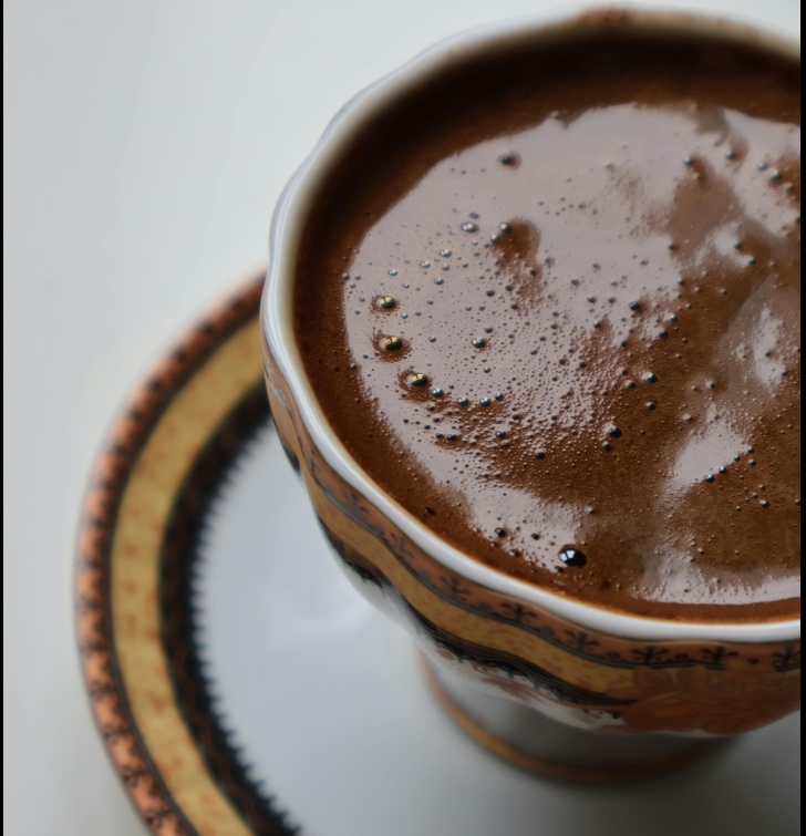 Funcționează cafeaua și fără cofeină? Da, până la un punct. Dar fiecare ajută cu altceva!