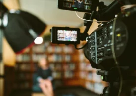 Raport dur despre starea presei din România – ce spune despre G4media, Realitatea Plus și opacitatea Guvernului Bolojan