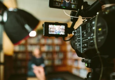 Raport dur despre starea presei din România - ce spune despre G4media, Realitatea Plus și opacitatea Guvernului Bolojan