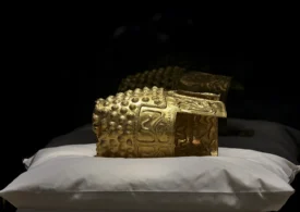Coiful de aur de la Coțofenești a ajuns în țară, dar e puțin deformat. Va fi expus la Muzeul Național de Istorie pentru o perioadă scurtă de timp