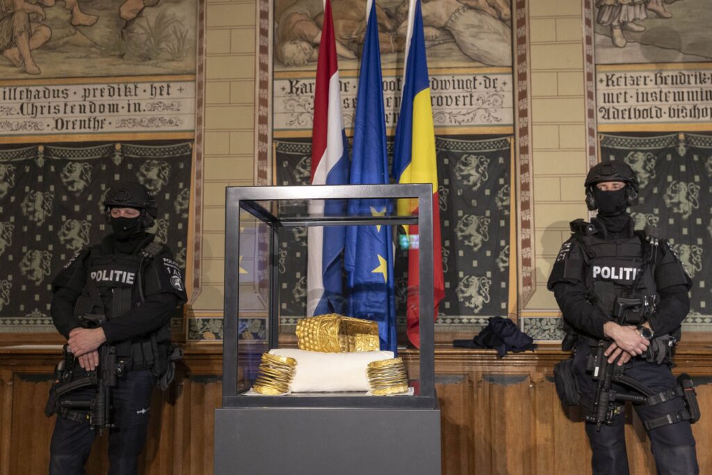 Coiful de la Coțofenești și două brățări dacice, furate de la Muzeul din Drents, au fost recuperate și predate României. Statul va da înapoi despăgubirile de milioane de euro. Cum arată tezaurul (Video)