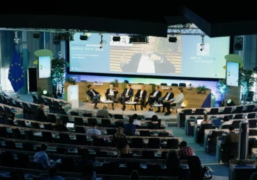 Comisari europeni foști și actuali aduc la aceeași masă experți în energie curată, la Săptămâna Europeană a Energiei Durabile 2026