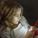 Nu telefonul trebuie aruncat, ci reflexul de a-l folosi în locul vieții reale. Trei schimbări simple, pentru mai mult sens