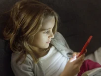 Nu telefonul trebuie aruncat, ci reflexul de a-l folosi în locul vieții reale. Trei schimbări simple, pentru mai mult sens